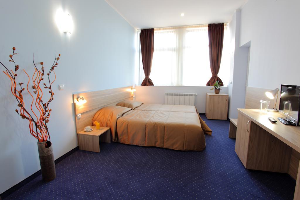 Teodora Palace Hotel Ruse Chambre photo