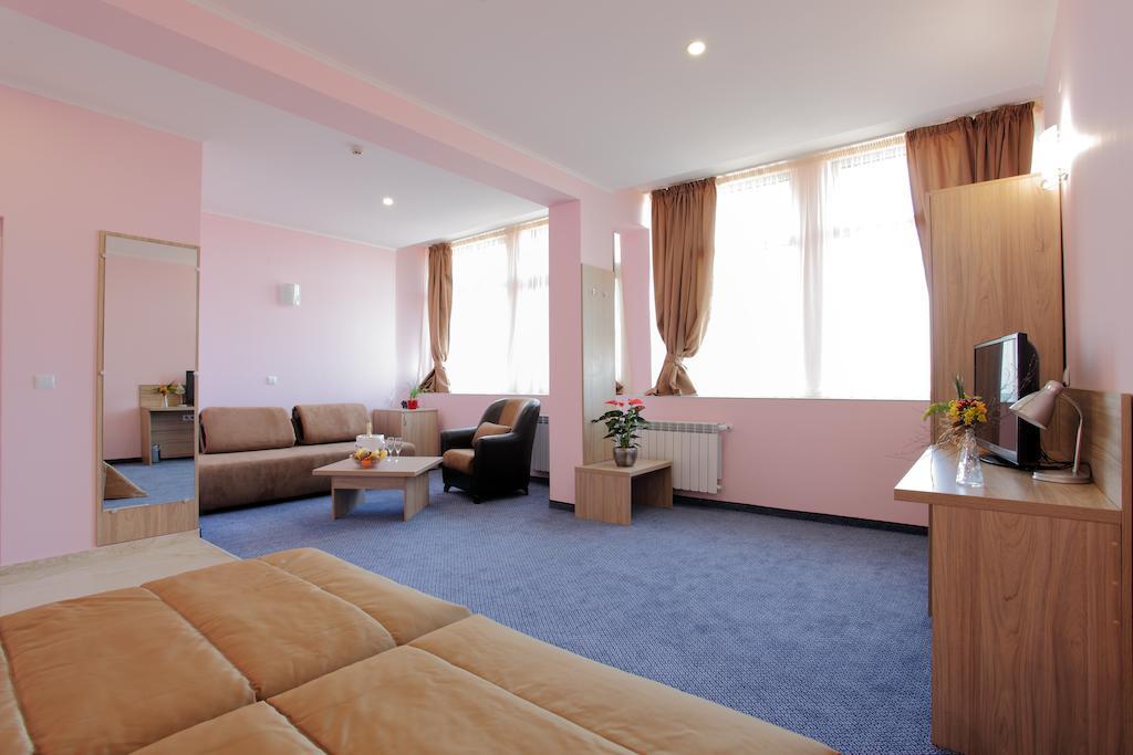 Teodora Palace Hotel Ruse Chambre photo