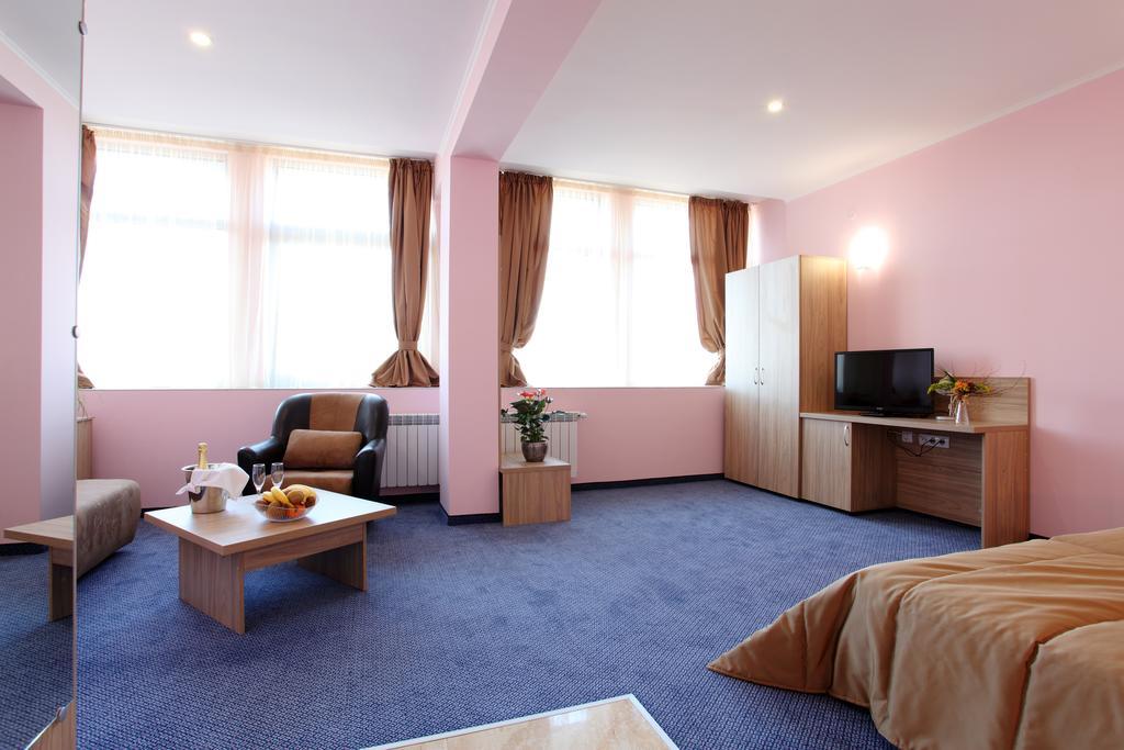 Teodora Palace Hotel Ruse Chambre photo