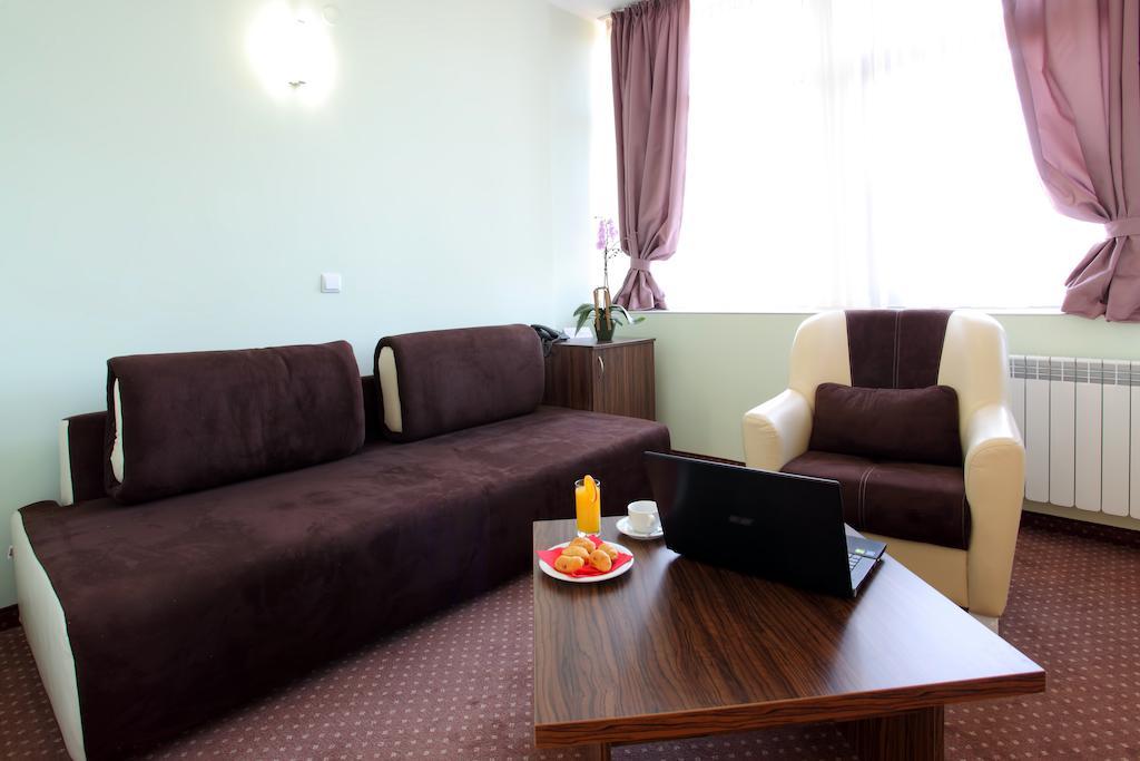 Teodora Palace Hotel Ruse Chambre photo